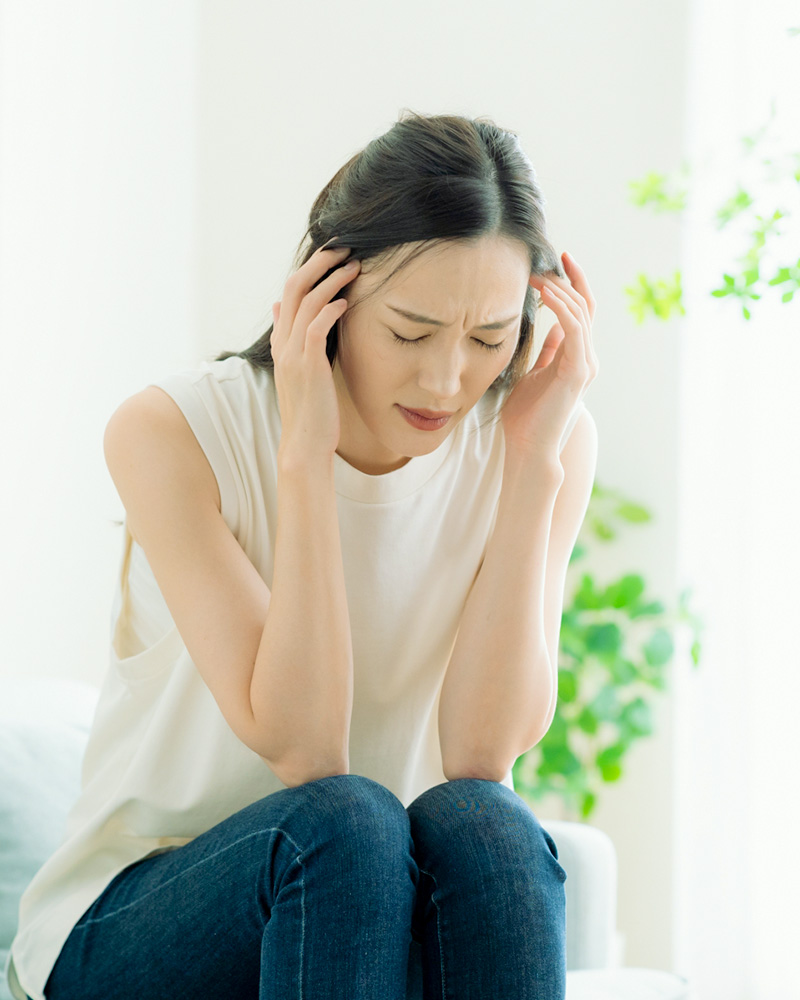 頭痛で悩む女性